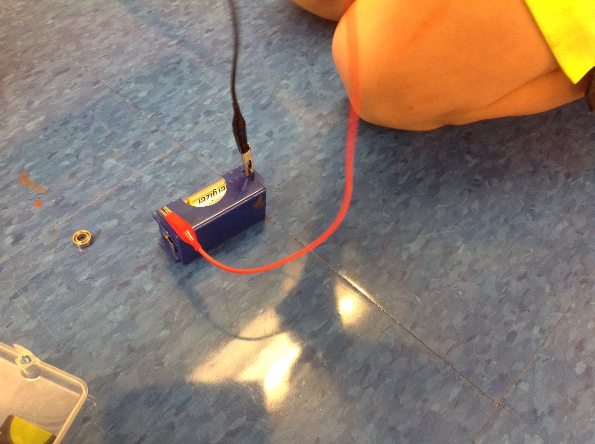 5thThomas's tweet photo. We are testing "robots" with motors in science! #trinitylearns @science4fifth MM https://t.co/c0YWYseRWn