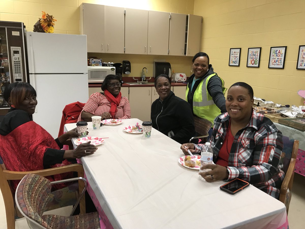 bces_pta's tweet image. Spoiling the best 🚌 drivers in @WCPSS @BrierCreekES!   Thanks for keeping our kids on @BCESBuses  safe everyday. #LoveTheBus #wearebriercreek #OtherJetsMatter @JetsPrincipal @APMsC_BCES @WakeBus