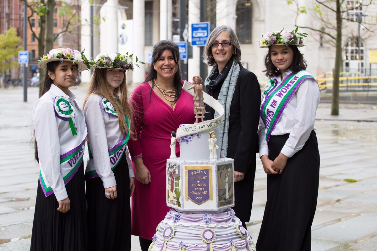 RosieCakeDiva's tweet photo. Tonight on #ExtremeCakemakers I get a little sentimental about the Suffragettes as I try to do justice to the new @OurEmmeline statue by @HazelReeves in #Manchester for #votes100 
@Channel4 at 5:30
#extremecakes https://t.co/itrXNAueC5