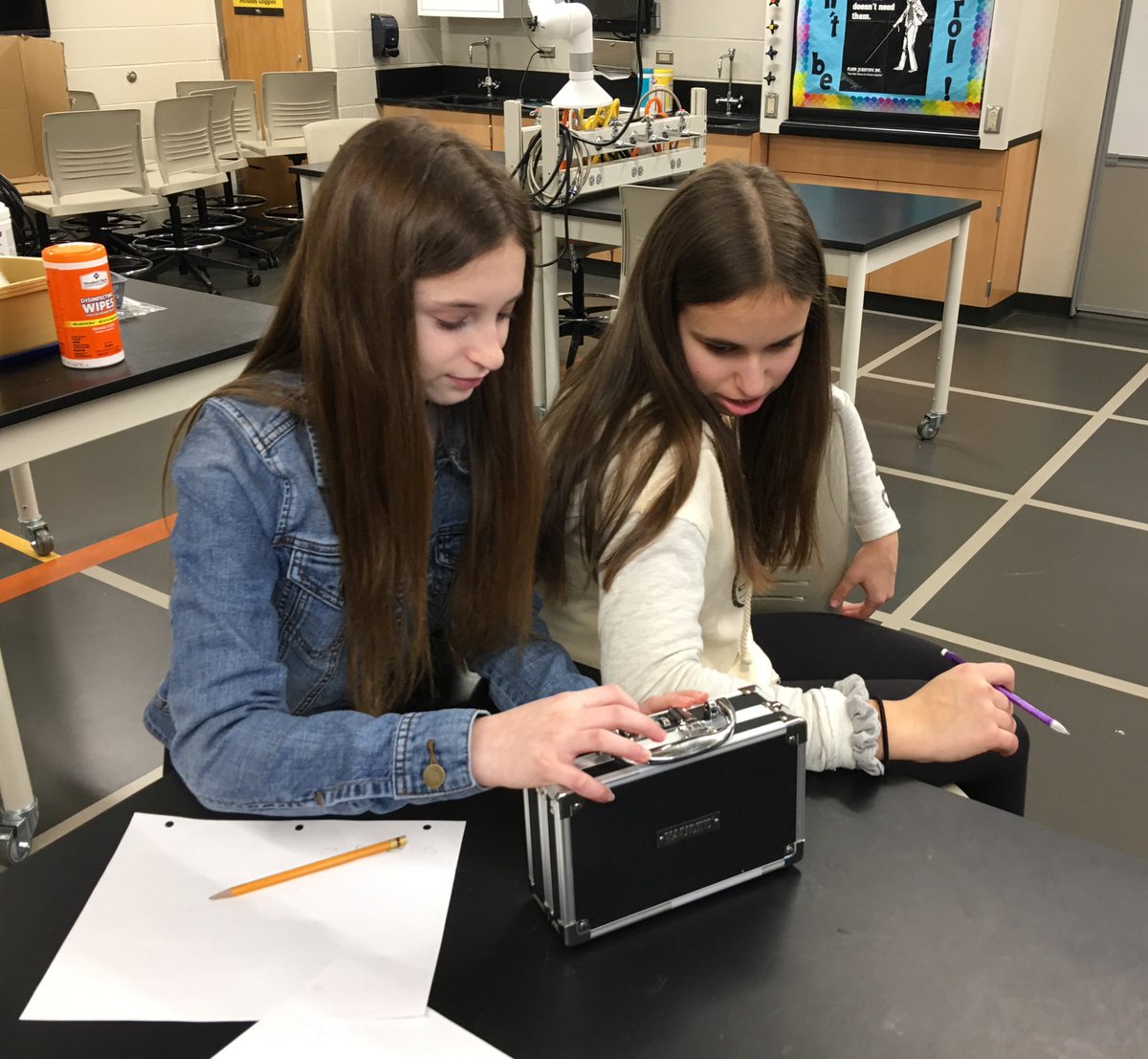 nicole_tye's tweet photo. 7th grade SMS students engaged in a genetics BreakoutEDU with @mwebs17 and @ablythe109! #engage109 https://t.co/uNMff7C5kG