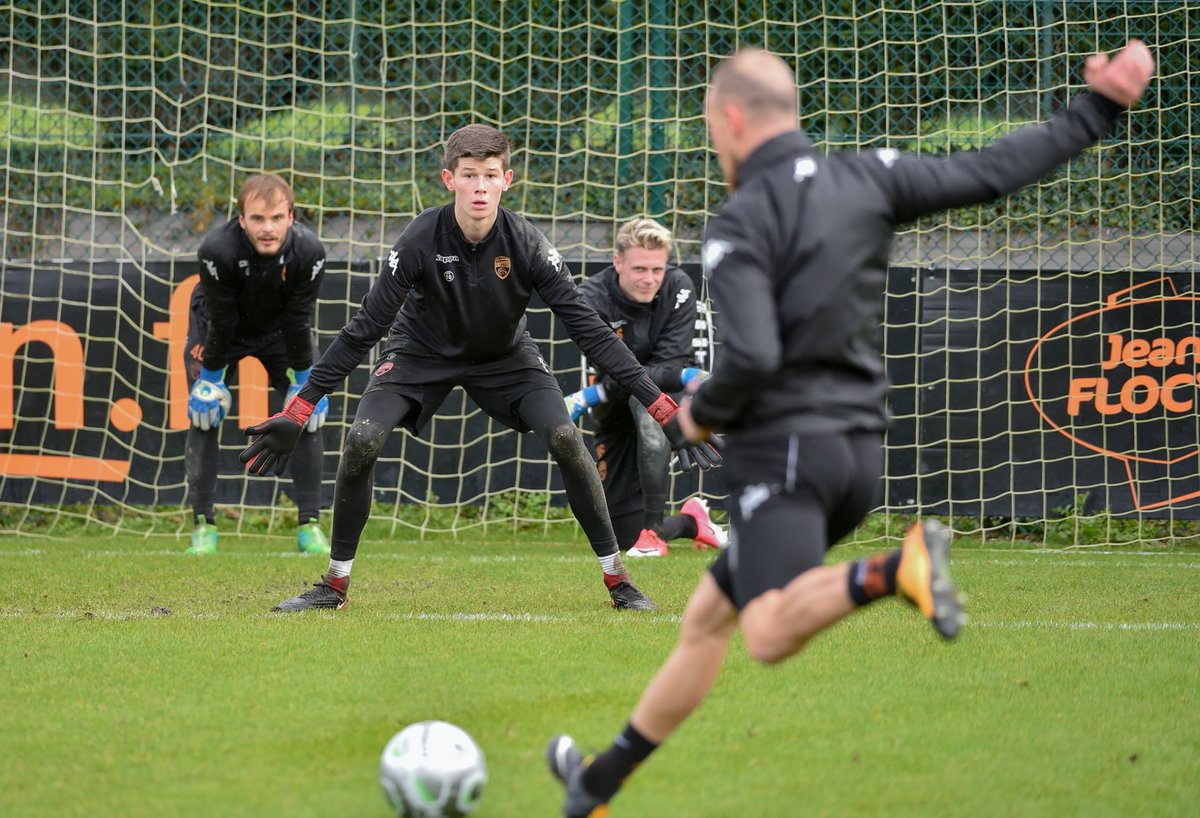 FCLorient's tweet photo. 📷 Entraînement avant #FCLAJA (demain à 15h au Moustoir) 
🛰 @gaetcourtet18  
👀 @MeslierIllan  
😄😄 @S_MoreiraOff &amp; @BouangaDenis https://t.co/k8PcrvYTuQ