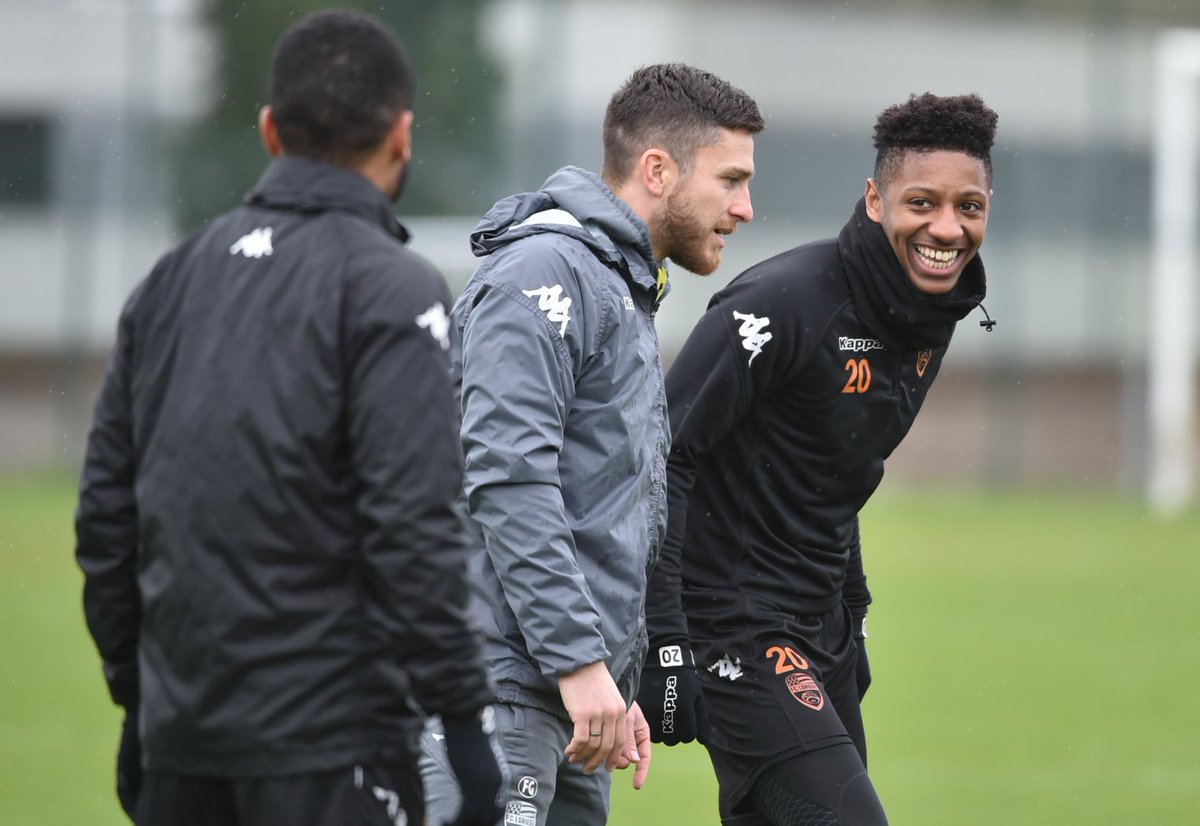 FCLorient's tweet photo. 📷 Entraînement avant #FCLAJA (demain à 15h au Moustoir) 
🛰 @gaetcourtet18  
👀 @MeslierIllan  
😄😄 @S_MoreiraOff &amp; @BouangaDenis https://t.co/k8PcrvYTuQ
