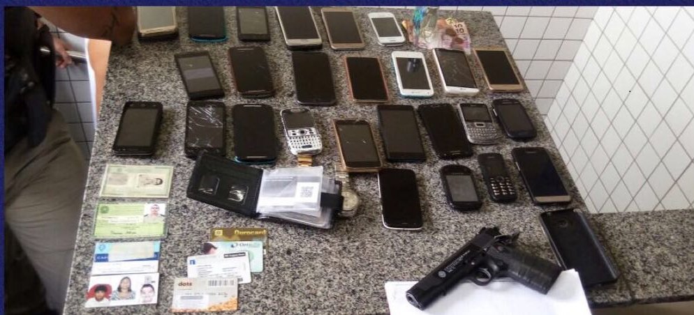 pmpeoficial's tweet photo. Policiais Militares do 25º BPM capturaram três rapazes acusados de realizar roubo a celulares usando um simulacro de pistola, na madrugada do dia 15.02, em Cavaleiro, Jaboatão dos Guararapes.
#pmpe #segurança #alertacelular https://t.co/KCArpnDW2u