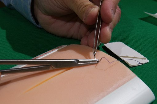 BMJStudent's tweet photo. How to make the most of your surgical placement: Surgery is a fast paced, high pressured area of medicine where the need for perfection can make for a tense, but exciting, environment. https://t.co/lzfUgK4RTn https://t.co/muF6iNdqxe