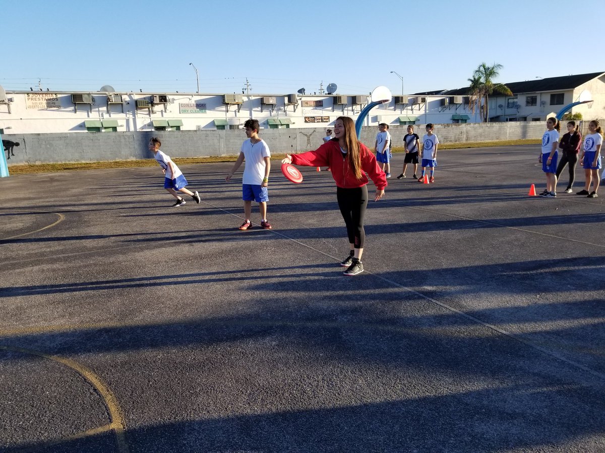 Yank2388's tweet photo. Frisbee Toss, working on teamwork @josemartimast https://t.co/VKKeJRjvKM