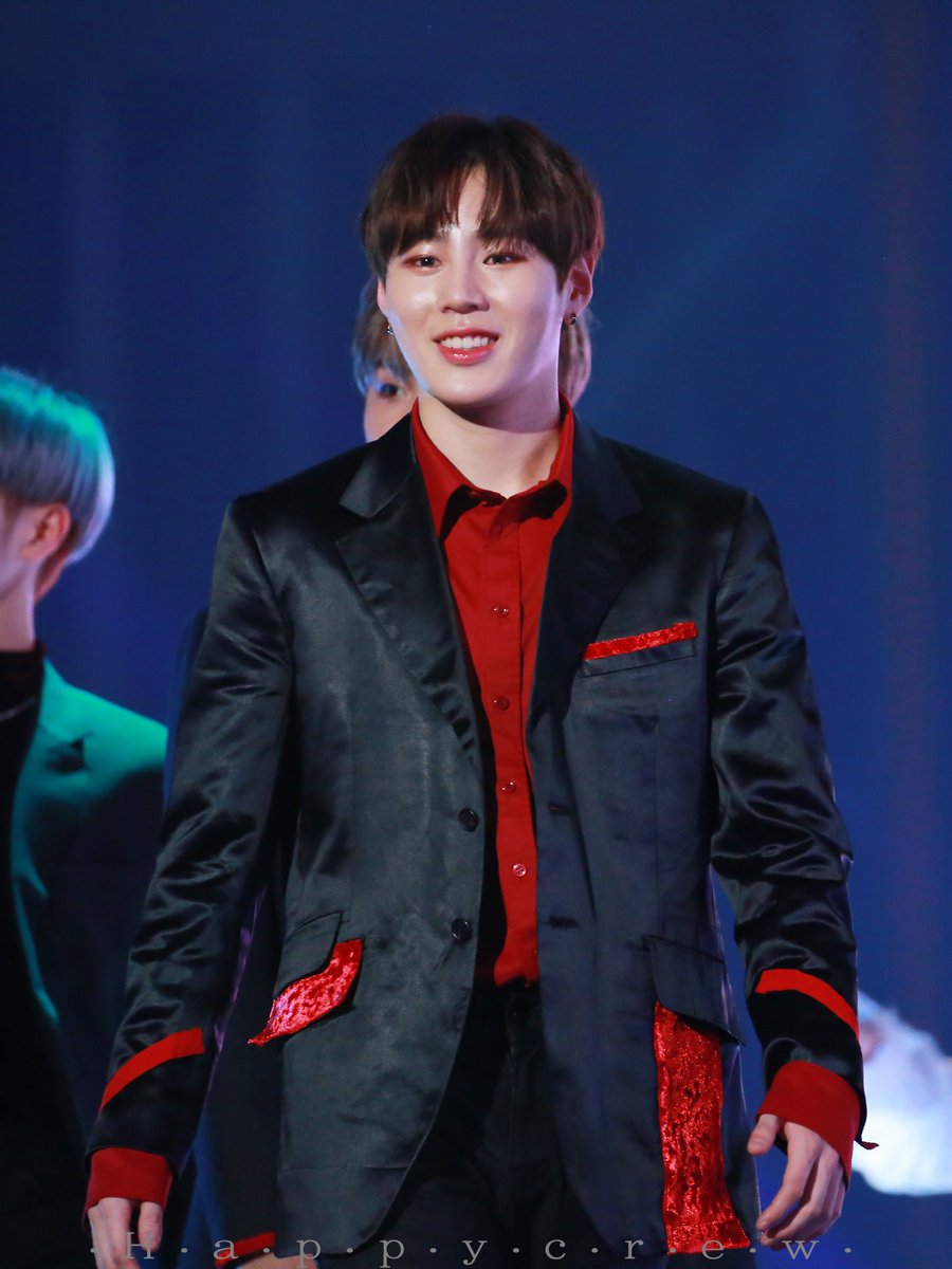 happycrew0322's tweet photo. 171225 SBS 가요대전

댕댕 성운이 너무 예뻤는데..ㅠㅠ
 
#오늘도사랑에빠졌다
#워너원 #하성운 #HaSungWoon #SBS가요대전 https://t.co/pppMIGsFmV