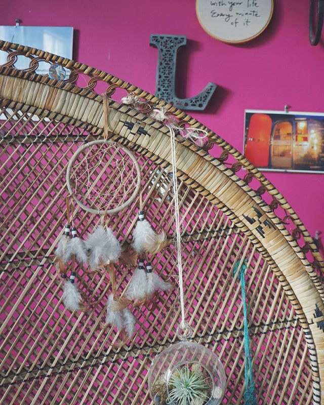 _laurensprfls's tweet photo. Some odds n' ends on my favorite wall this gray Friday morning ☁ .
.
.
#peacockchair #dreamcatcher #airplants #macrame #canonphotography #needlepoint #airstream #wicker #bohostyle #bohochic #feathers #boho #bohemianstyle #bohemian #canononly #canonfanphoto #homeoffice #creat… https://t.co/H8lVRRLd6i