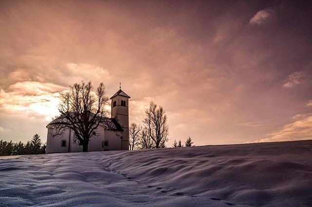 Reposting @bevkrok:
Serenity ⛪️
#zelse #slovenia #igslovenia #cerknica #slovenija #kampadanes #beautiful #beautifuldestinations #winter #snow #church #sunset #sunsets #colors #tree #trees #cold #day #sky #skyporn #clouds #photooftheday #instagood #photography #landscape