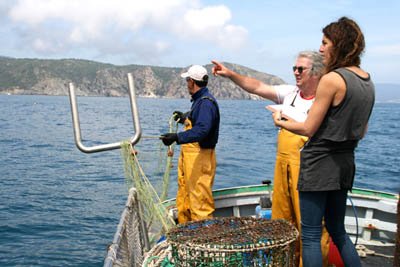 CSICCat's tweet photo. Pescadores y científicos explorarán los fondos marinos del #CaboDeCreus con robots para conocer el impacto de la #pesca y diseñar técnicas más respetuosas https://t.co/3SSOPenxJP @ICMCSIC @miticap2018 @FBiodiversidad R+D #CSIC https://t.co/eADzYmkp9X