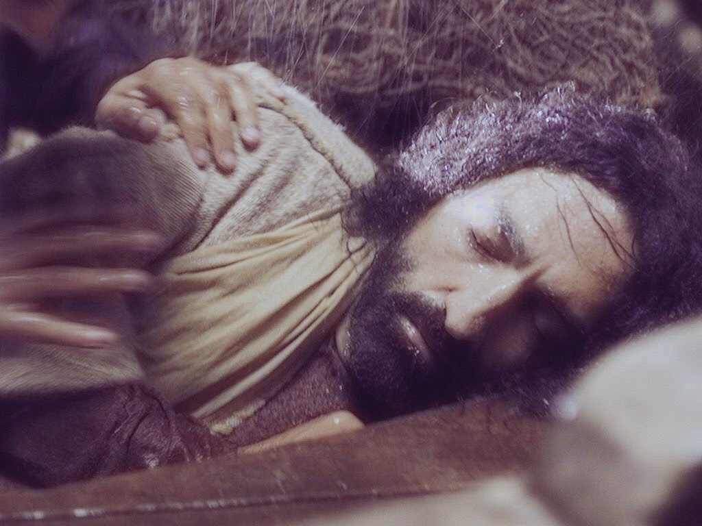 CiliPb's tweet photo. ¿Qué habrán recordado más los pescadores de esa noche, aquella mortal tormenta, o que el Maestro dormía tranquilo en medio de ella? #Paz #GotPeace https://t.co/STgePWvfaE