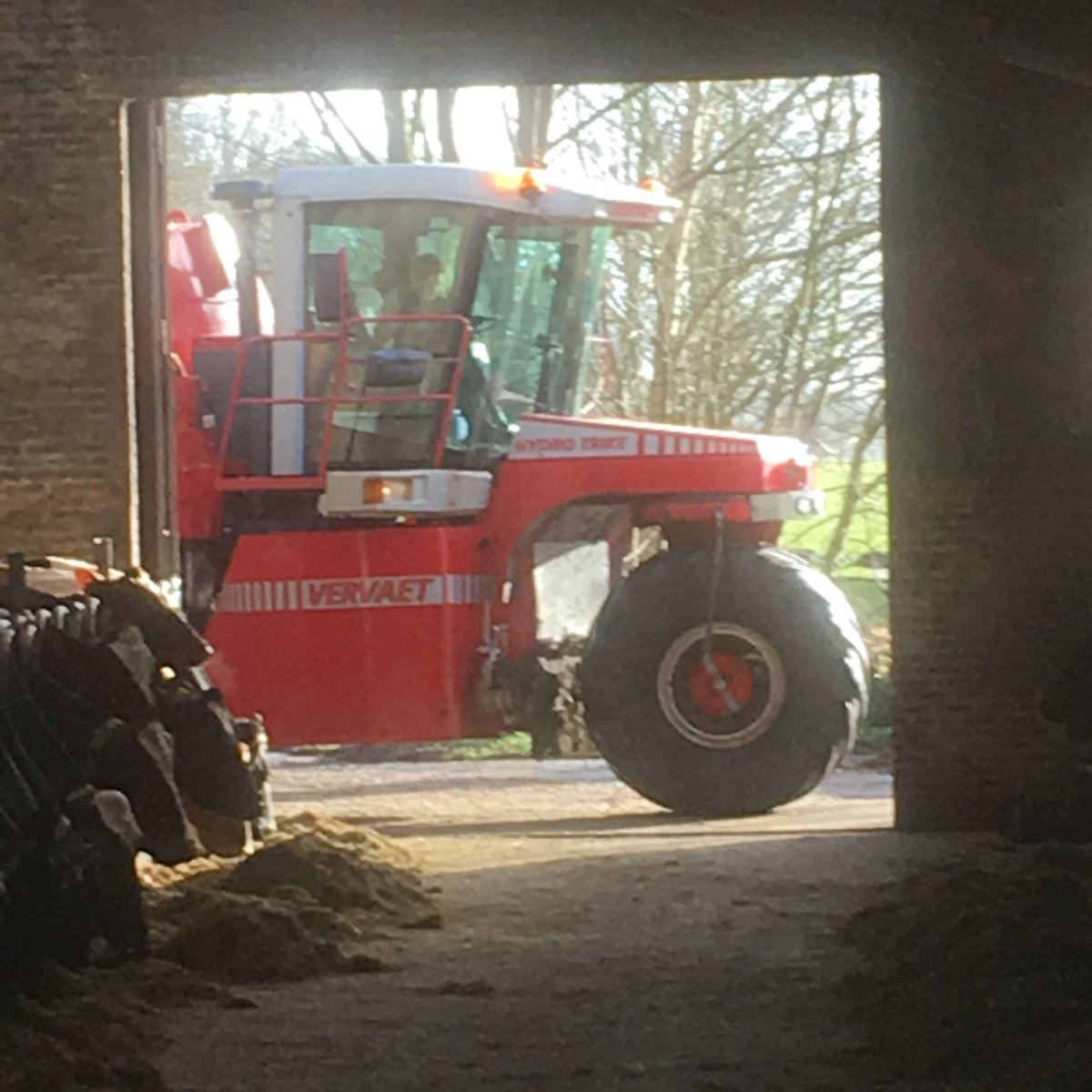 koeienboerjames's tweet photo. Eerste 100m3 zit erop. ππ©π¨ππΌ #mestrijden #zodebemesten #grass2018 https://t.co/3VXRp8Ktra