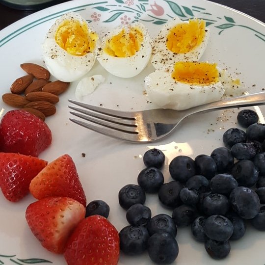 brianbelfitt's tweet photo. #healthylifestyle @ALLMAX #eggs #almonds #blueberries #Strawberries #isoflex #wheyprotien plus 1 #protienshake https://t.co/i6JaUmd0s3