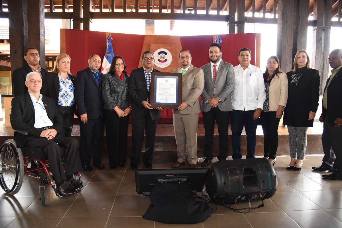 DiputadosRD's tweet photo. El Alcalde de Jarabacoa Carlos José Sánchez y el Concejo de Regidores declaran al Presidente de la Cámara de Diputados, @RubenMaldonadoD, como “Visitante Distinguido”. #ForoLegislativoLaVega  #ForoLegislativoCD https://t.co/tYvBR9JVZr