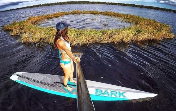 supconnect's tweet image. Jessica Cichra finding a nice grassy donut on Lake Mary Jane in Florida. #supconnect #surftech #barkboards 

Share your photos: supconnect.com/photo-contest-…
