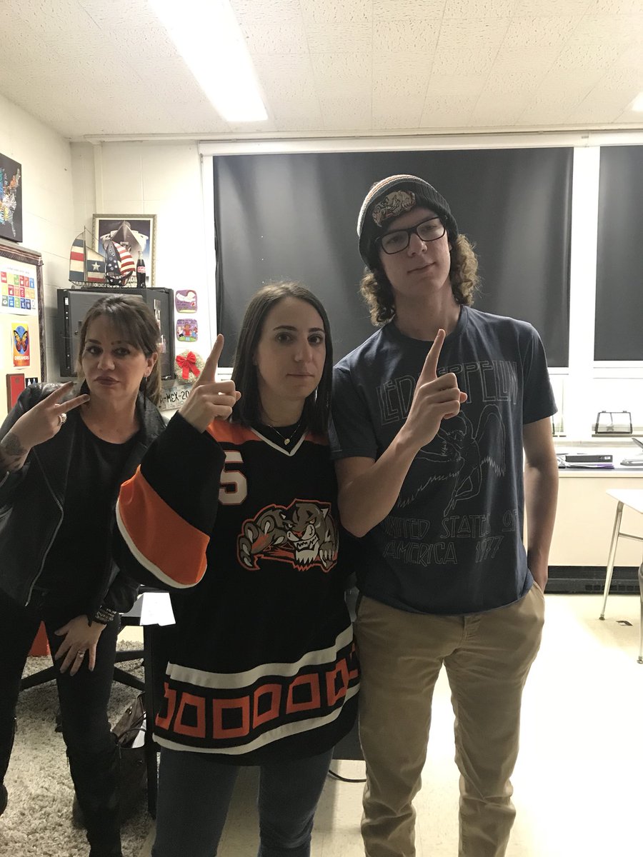 So proud to represent Tate Constable and the Ice Cats today! Throw up the 1️⃣. Oh hey <a href="/LhsLara/">Andrea Lara</a>