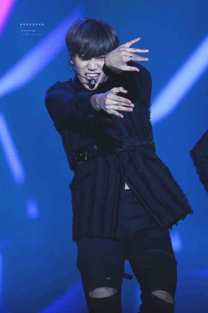 kimjipics's tweet photo. #iHeartAwards #BestFanArmy #EXOL @weareoneEXO https://t.co/wb7hnBaovj