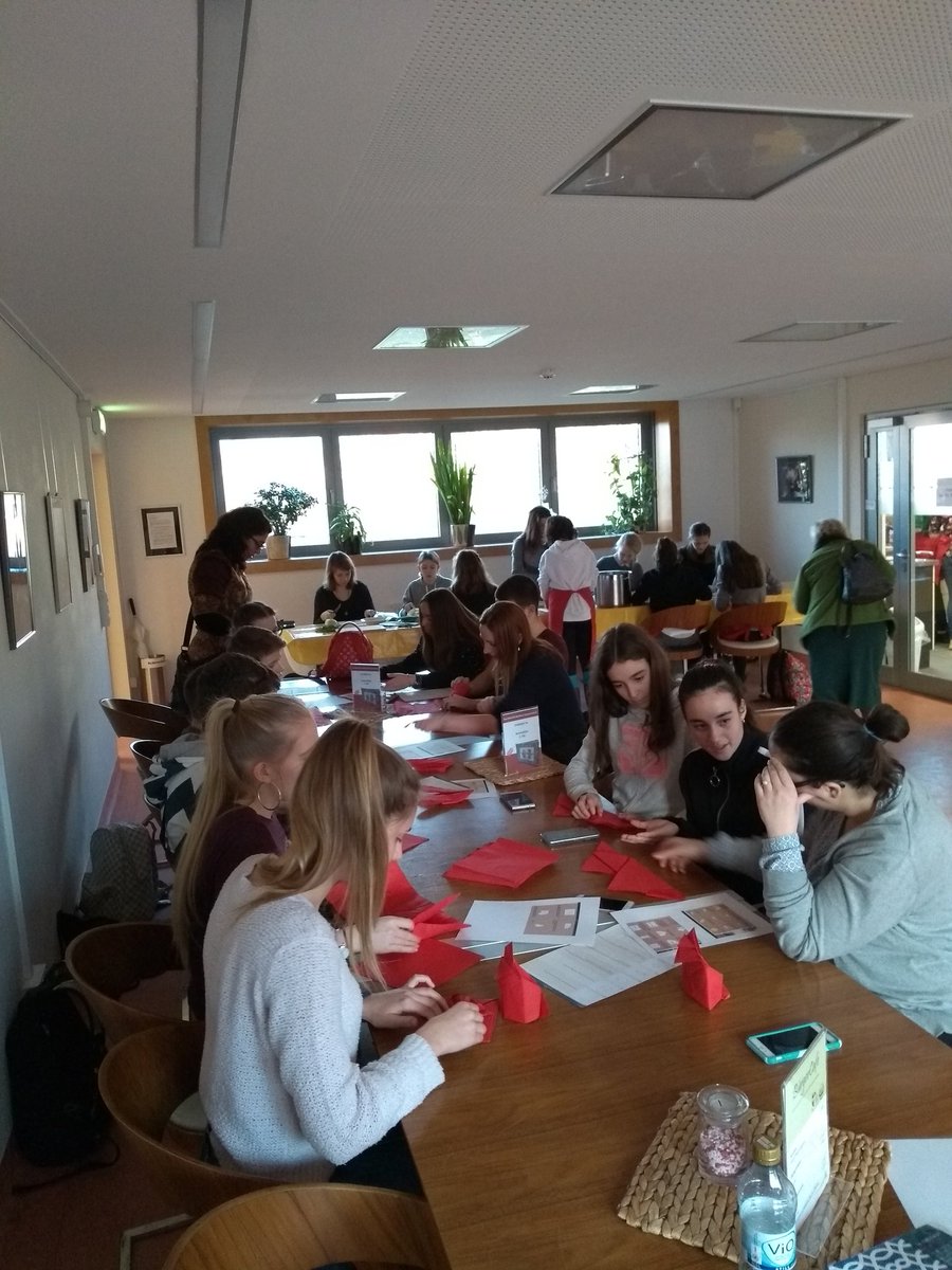 oppzgz's tweet photo. Getting ready for the cooking party. @IESPGOYA #JourneysforPeace #CookingforPeace @Meme_csg https://t.co/B86k80ubCt