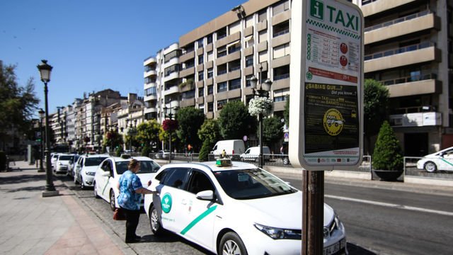granadahoy's tweet photo. Los taxistas, abiertos a prestar un servicio de 'taxi compartido' #taxi #transportepúblico  https://t.co/PdkWYNQqOr https://t.co/qrd0OxBfdF