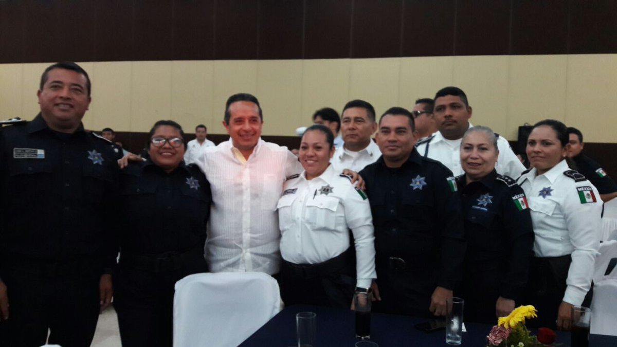 SSC_QROO's tweet photo. El Gobernador @CarlosJoaquin acompañado del Secretario @RdelAngelC saludó a los elementos de la #SSPQROO en el festejo del #DíadelPolicía https://t.co/UiWItVQpFh