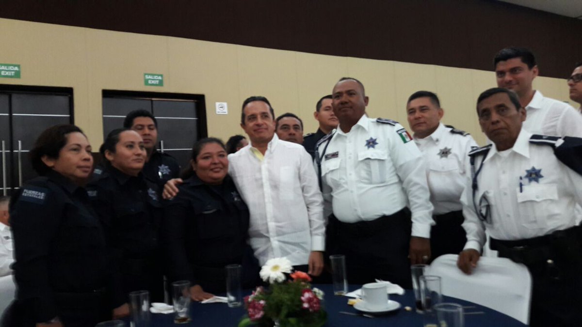 SSC_QROO's tweet photo. El Gobernador @CarlosJoaquin acompañado del Secretario @RdelAngelC saludó a los elementos de la #SSPQROO en el festejo del #DíadelPolicía https://t.co/UiWItVQpFh