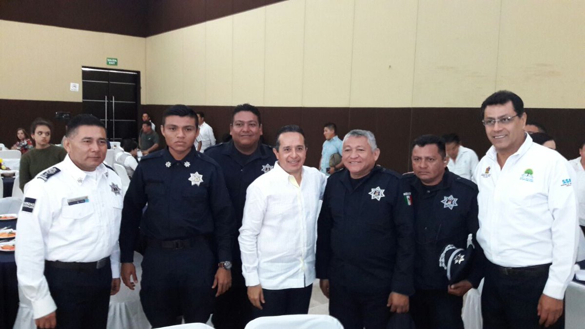 SSC_QROO's tweet photo. El Gobernador @CarlosJoaquin acompañado del Secretario @RdelAngelC saludó a los elementos de la #SSPQROO en el festejo del #DíadelPolicía https://t.co/UiWItVQpFh