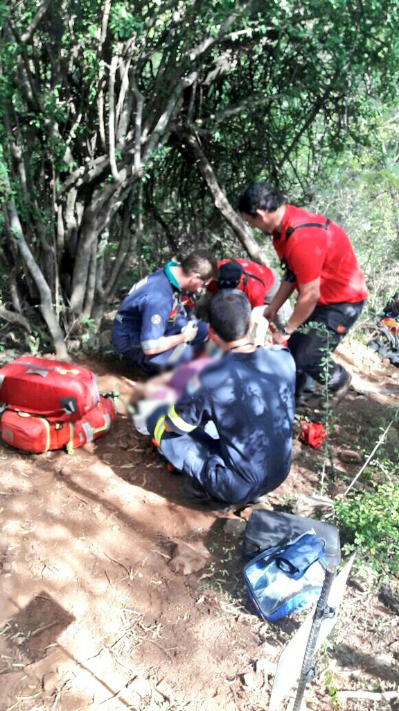 Netcare911_sa's tweet photo. Magalies mountain near Hartbeespoort dam: 
A woman hiker has been rescued &amp; carried to an awaiting ambulance after falling &amp; fracturing her leg.
Thanks to ORRU &amp; MSAR for their assistance.
@_ArriveAlive @pretorianews @RekordNewspaper @News24_SA @MSARGP @jour_maine @OffRoadRescue https://t.co/vmHuTwZunc