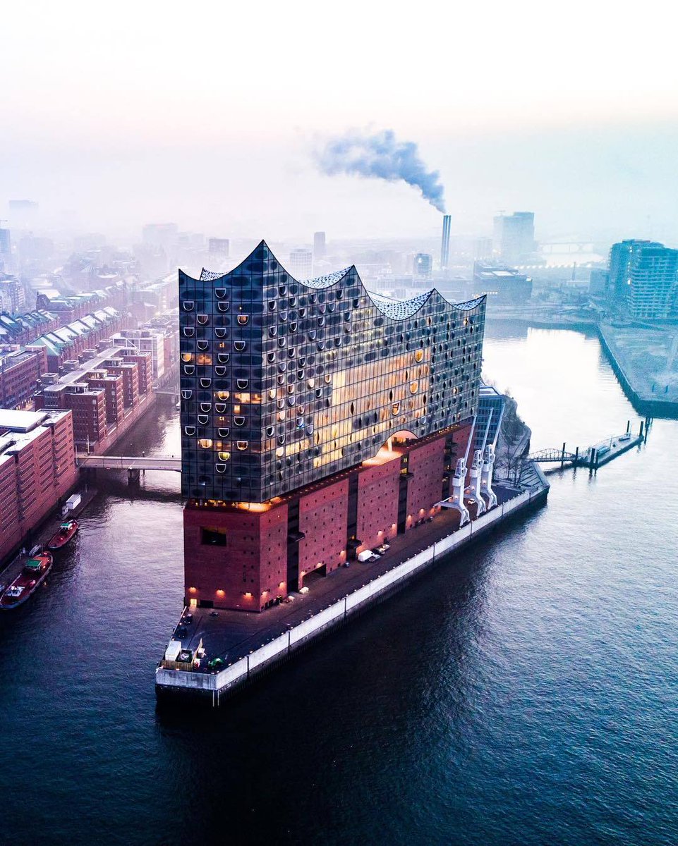 elbphilharmonie's tweet photo. Epic shot! Ready for the weekend? 😎
___
#picoftheweek by @lukasbonny. https://t.co/fA9SrJ4pFu