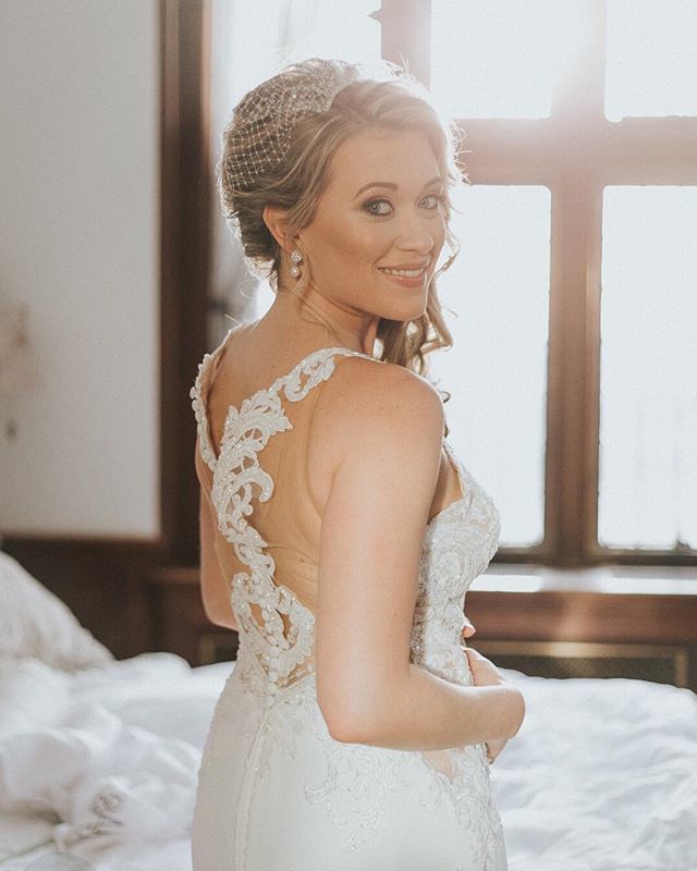 Not every getting ready location needs to be Pinterest Perfect. Just give me a window and we can make some MAGIC. I can't wait to finish this gallery for this babe-and-a-half and deliver it next week. ✨📸✨
.
.
.
.
.
. 
#bridesofbrooklyn #newyorkweddin… ift.tt/2HmTAWq