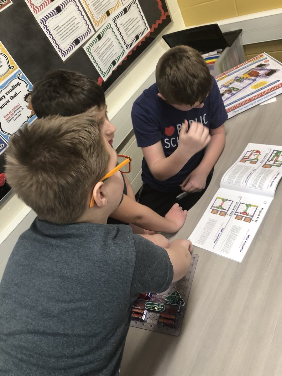 jakobclass's tweet photo. Building circuits during indoor recess! #WeAreGIPS #gishoemaker #risegi #makerspace https://t.co/4UlzLaxwjf