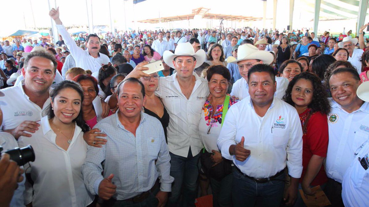 alejandromurat's tweet photo. En beneficio de 310 mujeres de la Cuenca, hoy hicimos entrega del componente “El Campo en Nuestras Manos” de @SAGARPA_mx, el cual tiene una inversión mayor a 1.3 MDP. Gracias a los paquetes avícolas entregados, estamos apoyando proyectos productivos de autoconsumo. https://t.co/k31eapRaCG
