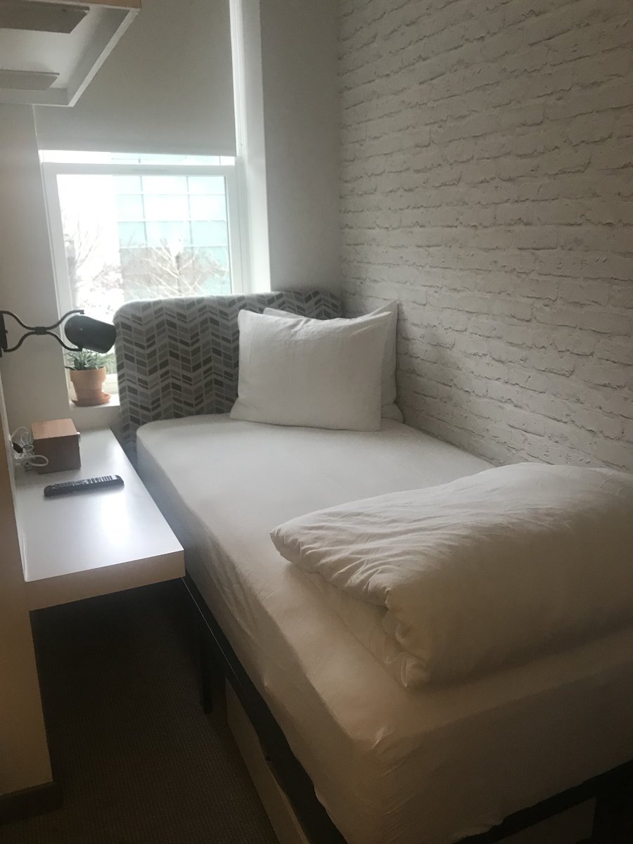 DanielleP321's tweet photo. Firs time in a “micro” hotel. It’s cute! And I’m loving this choice of mirror 😂 #HelloHotelHive #DCGetaway https://t.co/1DNVIV9xh5