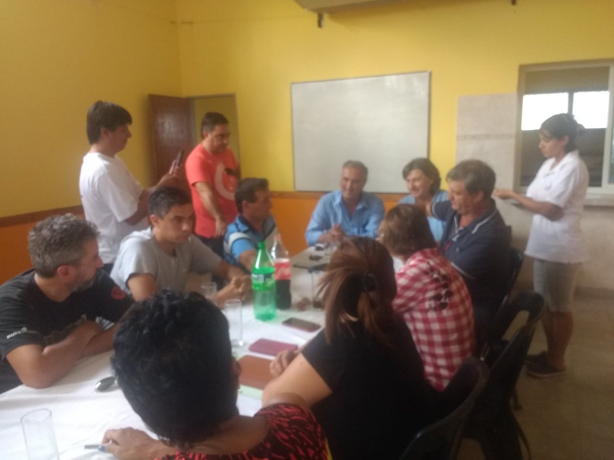 SuarezDiegoH's tweet photo. Estuvimos con la comisión de asuntos ecológicos de la @LegislaturaCBA visitando y analizando el proyecto de área natural protegida "Salina de Ambargasta" @SecAmbyCC @MinAAySP https://t.co/jvSveTjdLQ