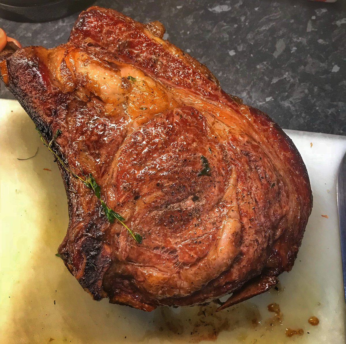 👊🏻 Dry aged Dexter forerib cooked on the <a href="/BigGreenEgg/">Big Green Egg</a> tonight. Incredible beef from <a href="/NativeBreedMeat/">TasteTraditionDirect</a>