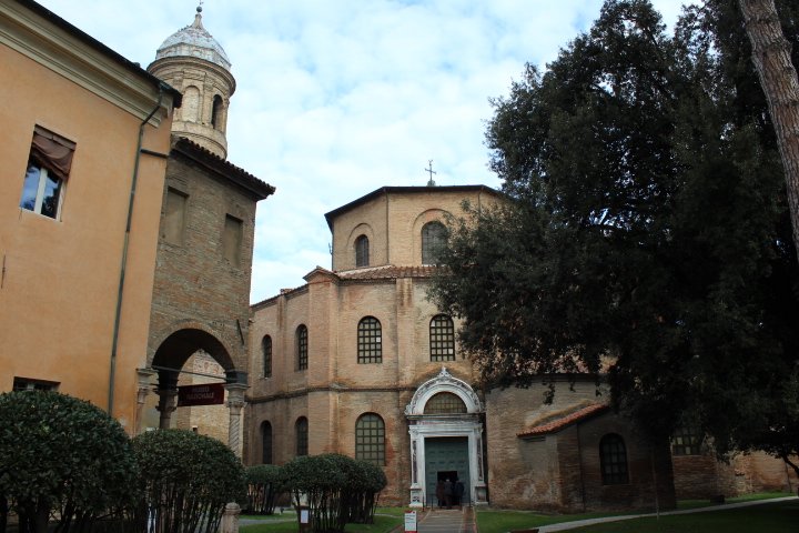 MUERMonument's tweet photo. Interno della Basilica di San Vitale di #Ravenna, uno dei monumenti più importanti dell’arte paleocristiana in Italia per i suoi bellissimi mosaici. Per info e biglietti > https://t.co/IbIMdkl9V3
#MUERMonument #monumentiaperti #Basilicadisanvitale #labellaravenna https://t.co/HGSkpQnlhX