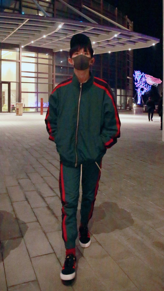 JacksonYee_YT's tweet photo. 想把世界上所有喜欢的词语送给你，就在不经意的片刻，偷偷穿过时间缝隙拥抱你
This is not something that needs a second thought, I want to give you all my love. And I wish I could sneak through time crack to hug you without being noticed.
Cr：LongRoad_易烊千玺个站
#JacksonYee https://t.co/izMefkFz3D