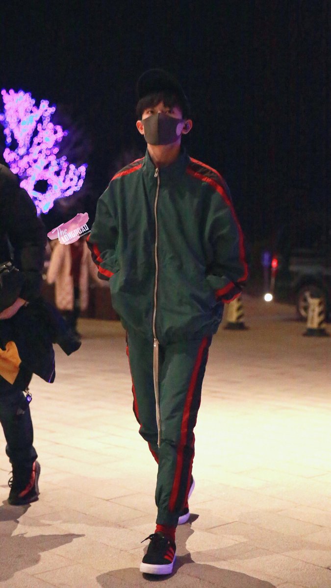 JacksonYee_YT's tweet photo. 想把世界上所有喜欢的词语送给你，就在不经意的片刻，偷偷穿过时间缝隙拥抱你
This is not something that needs a second thought, I want to give you all my love. And I wish I could sneak through time crack to hug you without being noticed.
Cr：LongRoad_易烊千玺个站
#JacksonYee https://t.co/izMefkFz3D