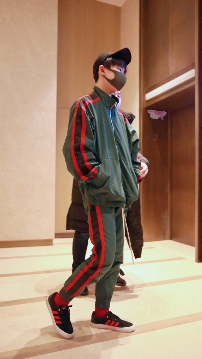 JacksonYee_YT's tweet photo. 想把世界上所有喜欢的词语送给你，就在不经意的片刻，偷偷穿过时间缝隙拥抱你
This is not something that needs a second thought, I want to give you all my love. And I wish I could sneak through time crack to hug you without being noticed.
Cr：LongRoad_易烊千玺个站
#JacksonYee https://t.co/izMefkFz3D