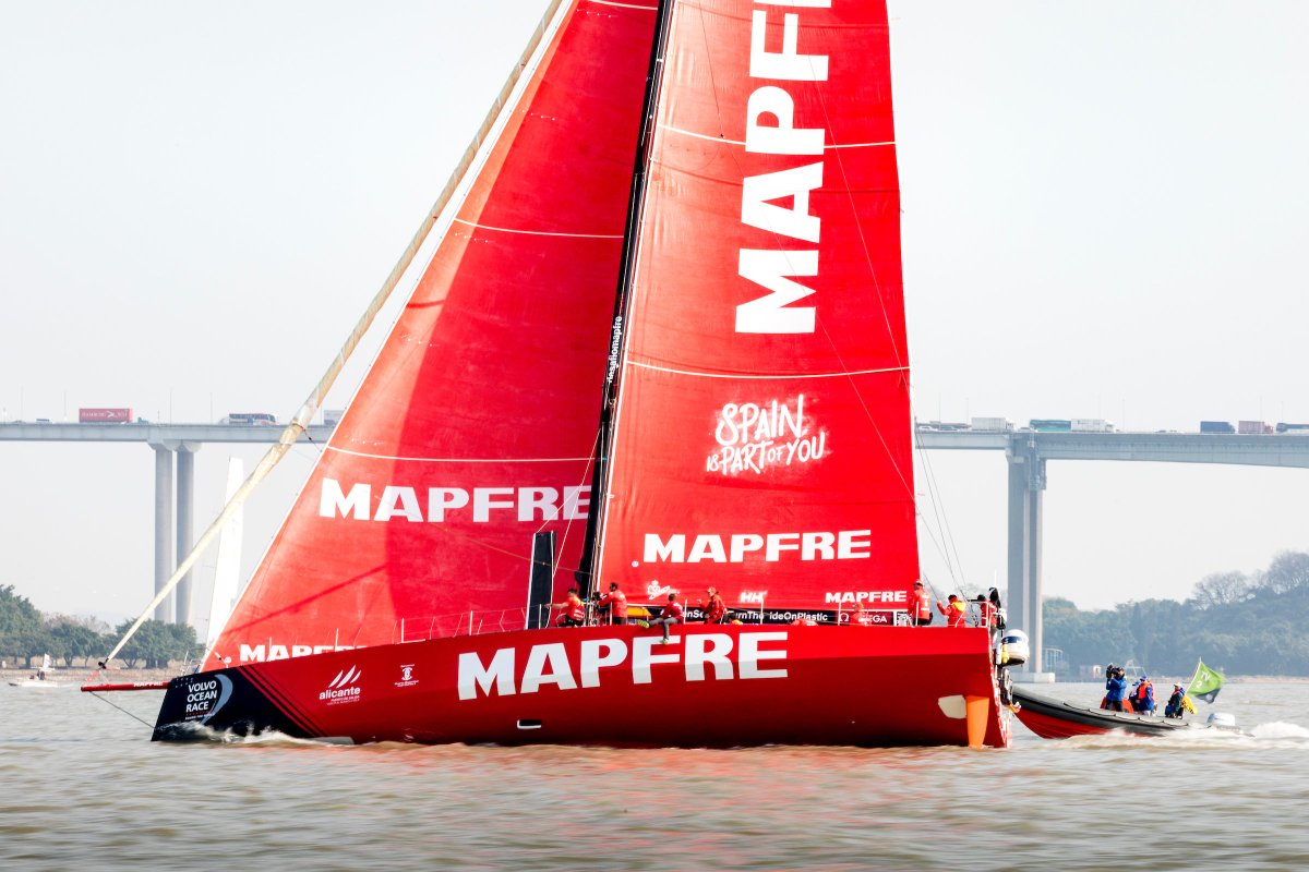 EFEdeportes's tweet photo. El MAPFRE pone su mejor cara a pesar de unos dolorosos Doldrums en los que ha bajado hasta la sexta posición
#VolvoOceanRace https://t.co/f5z91iFQIj