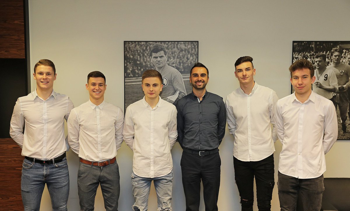 ❗Sześciu absolwentów Akademii przedłużyło kontrakty: Michał Karbownik, Konrad Matuszewski, Kacper Pietrzyk, Bartosz Rymek, Kacper Wełniak i Oskar Wojtysiak. 

Wymienieni zawodnicy zostali zimą przesunięci z drużyny U19 do rezerw.

Więcej 🔽
akademia.legia.com/news,46990-sze…