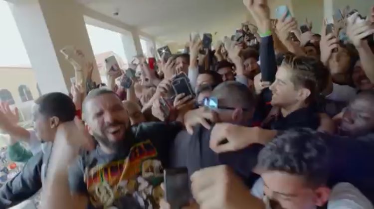 LKTonio's tweet photo. @OVOSound some amazing visuals jus dropped ina past 24hrs. But Drake &amp; OVO just dropped da best video of all-time. #THANKYOUDRAKE #OVO4ever now do u believe ina 6god? https://t.co/E5oKLXohHL
