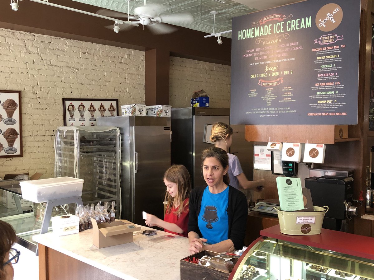 decidilo's tweet photo. Esta hermosa chocolatería fue el sueño de dos artistas que la abrieron con todos sus ahorros hasta ese momento: USD 2400. @BKNYbus_tours #brooklynchocolatetour #DecidiloSFENYC 🍫 https://t.co/XsyjikVYvL