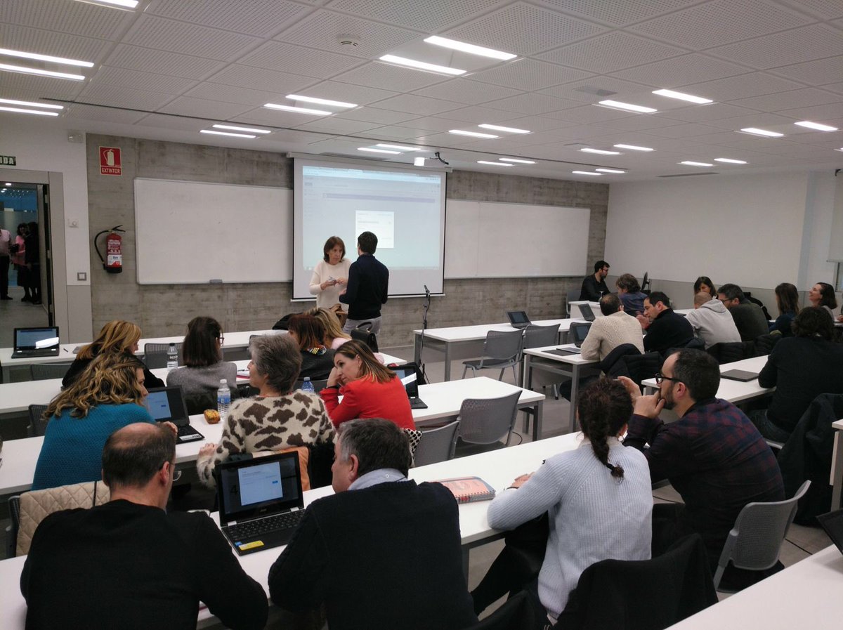 LaSalleSdr's tweet photo. Los profesores Nieves y Luis participan en un taller sobre el uso de #chrombooks en el aula a cargo de @ZaloSilio @balbinof dentro del Ciclo 'Educar en el Siglo XXI de @uneatlantico #MiramásAllá #SomosLaSalle https://t.co/wy7OknZ2uh