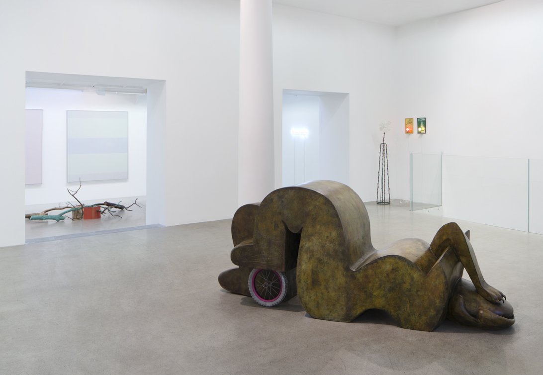 galeriemennour's tweet photo. Come to @kamelmennour — 47 rue Saint‑André des arts, Paris 6 — and visit our new group show.
Until March 10, 2018.
#ValentinCarron, #CamilleHenrot, #AnishKapoor, #AlicjaKwade, #BertrandLavier, #ClaudeLévêque, #FrançoisMorellet, #ChristodoulosPanayiotou, #GinaPane, #UgoRondinone https://t.co/SFHNAjQwip