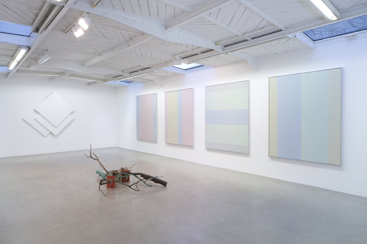 galeriemennour's tweet photo. Come to @kamelmennour — 47 rue Saint‑André des arts, Paris 6 — and visit our new group show.
Until March 10, 2018.
#ValentinCarron, #CamilleHenrot, #AnishKapoor, #AlicjaKwade, #BertrandLavier, #ClaudeLévêque, #FrançoisMorellet, #ChristodoulosPanayiotou, #GinaPane, #UgoRondinone https://t.co/SFHNAjQwip