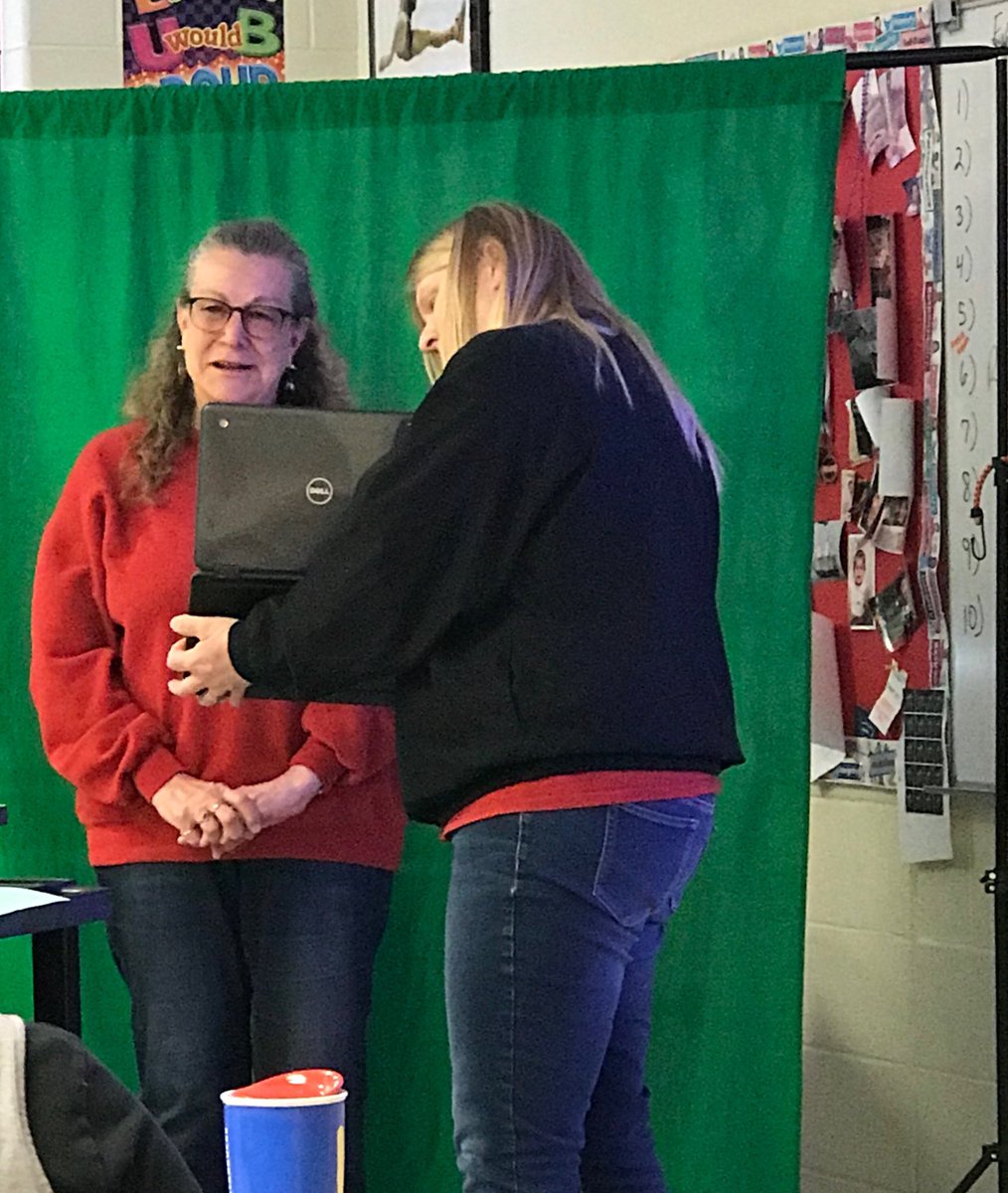 MrsHetzel_3RS's tweet photo. Mrs. Haldeman visualizing retirement at Green Screen breakout  #CSDFebInst #channahonpride https://t.co/lZgKOK8XmA