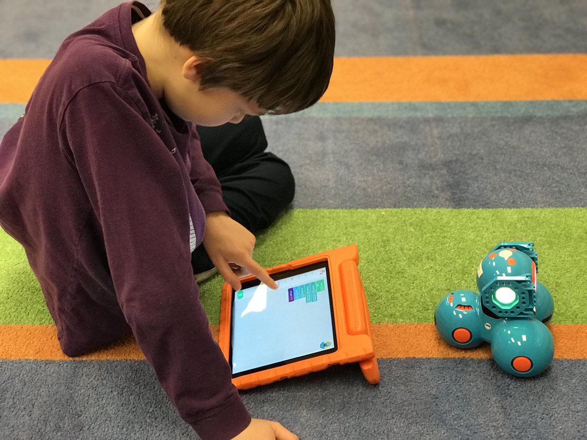 ElemInnovators's tweet photo. Only 7 kids in 3rd grade due to ski school and break next week equals free choice in the lab! #makered #elemmakers https://t.co/Z0VVa5TwVW