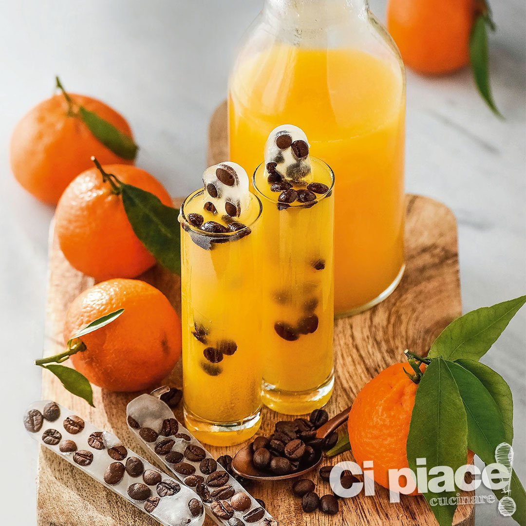 Brindiamo al #CapodannoCinese con un bel #liquore al #mandarino all'aroma di caffè di <a href="/BassanelliB/">BenedettaBassanelli</a>. 🍊🍊🍊 E la #ricetta? Su #cipiacecucinare 53, ovviamente! #venerdì #AnnodelCane #cipiacefesteggiare #RicettaDelGiorno