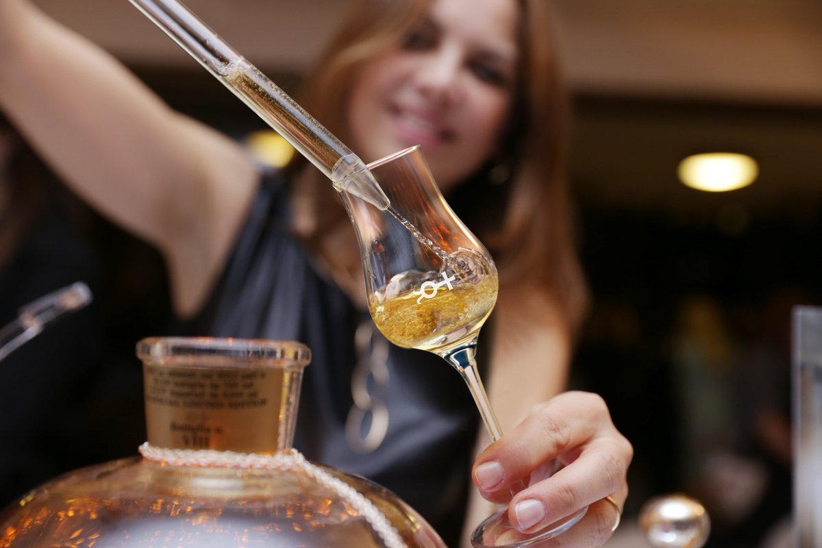 GrappaNonino's tweet image. Vi auguriamo un #weekend in #purezza, alla  #ricerca dei #sapori #assoluti, con un calice di #GrappaNonino #AnticaCuvée #Riserva 5 years! #aged #beviresponsabilmente #grappa #barriques