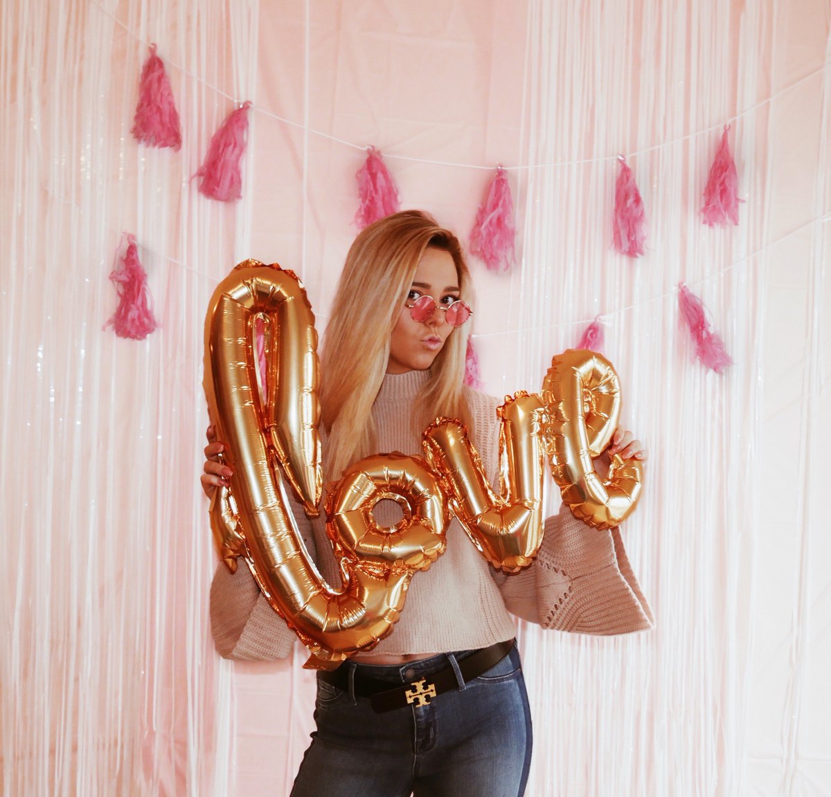 ManeStreem's tweet photo. Friday is for LOVE! Whether you're prepping for a date with your special someone or just reminding yourself how amazing you are, we're here to help.

https://t.co/N1xNlmVfVd https://t.co/R8O1Yxpd2q