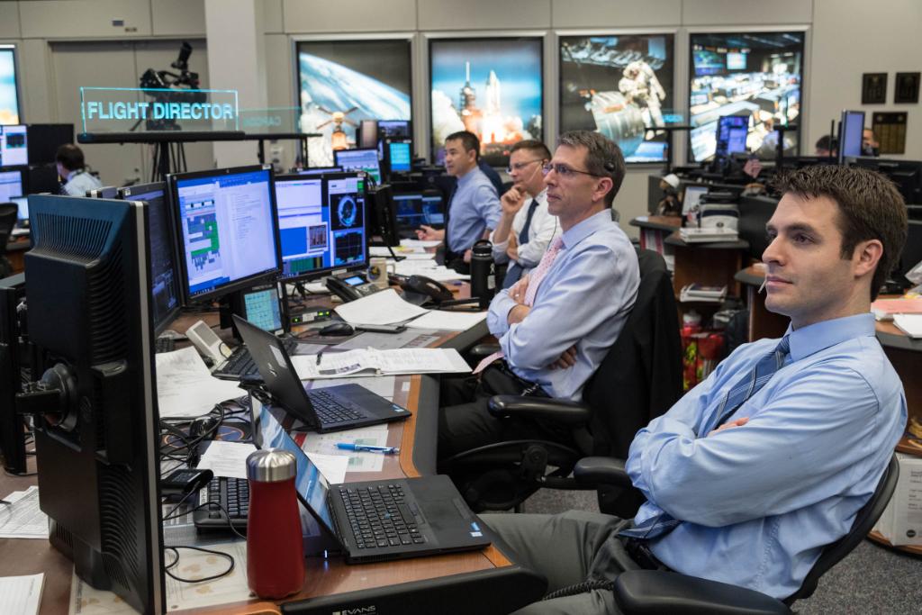 NASAJohnson's tweet photo. .@Space_Station flight controllers in Houston guide @Astro_Sabot &amp; @Astro_Kanai  through spacewalk tasks today as they perform maintenance on the station's robotic arm, the @csa_asc's Canadarm2. Learn more: https://t.co/kiqZQKsrTK https://t.co/Im1o4faTFs
